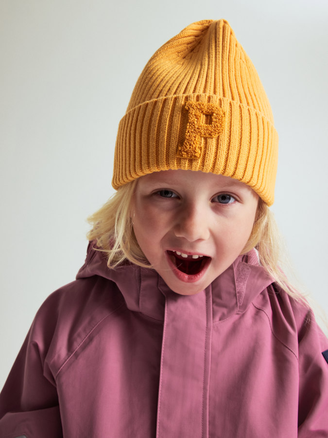 Rippenstrickmütze mit P-Applikation Rippenstrickmütze mit P-Applikation