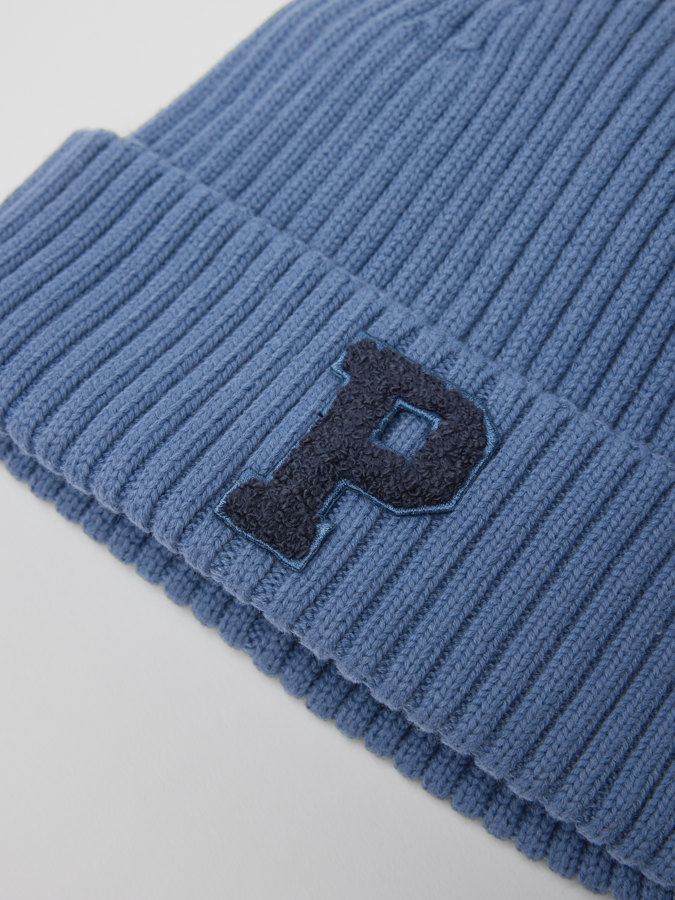 Rippenstrickmütze mit P-Applikation