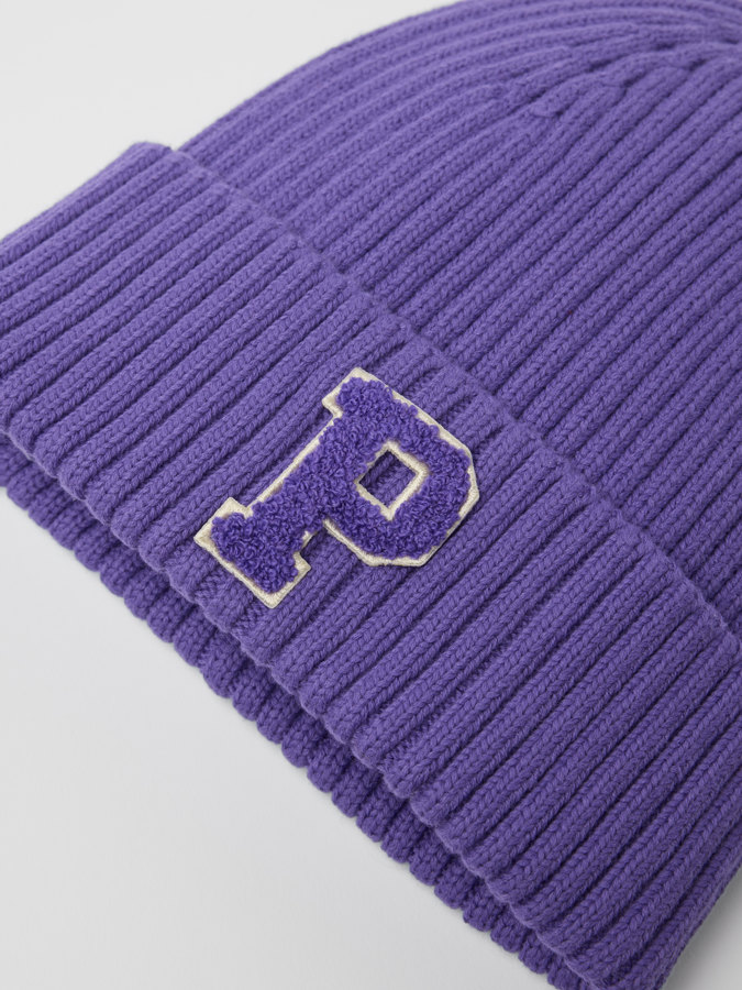 Rippenstrickmütze mit P-Applikation Rippenstrickmütze mit P-Applikation