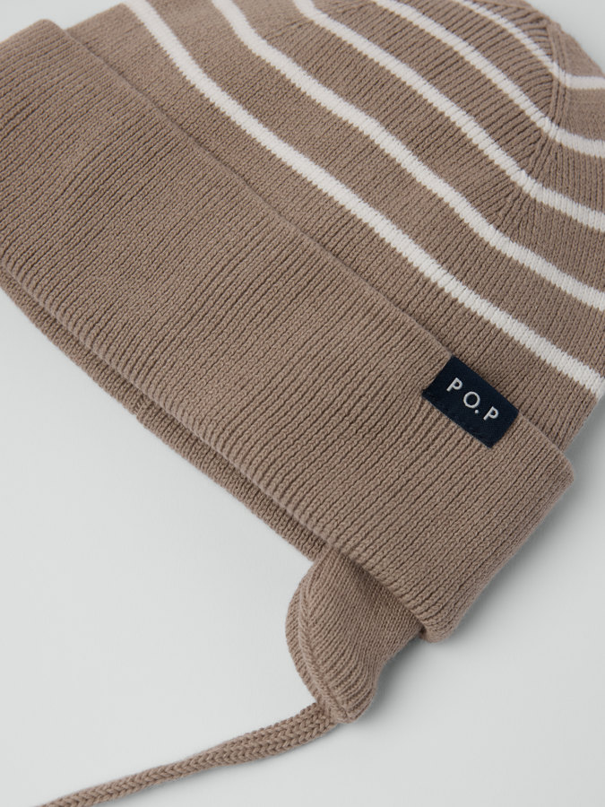 Gestrickte Mütze mit Öhrchen, gestreift Gestrickte Mütze mit Öhrchen, gestreift