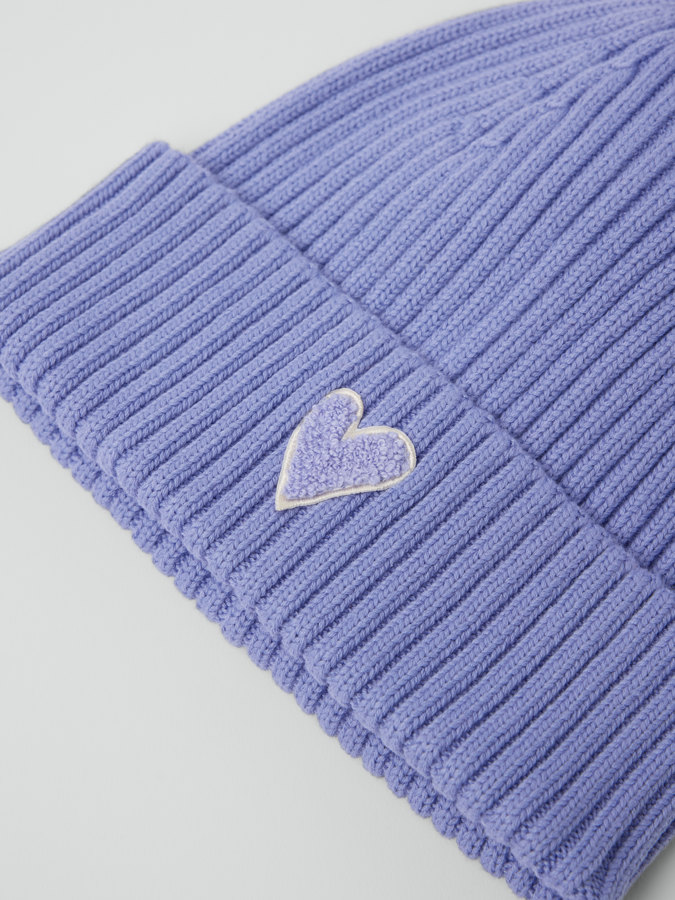 Rippenstrickmütze mit Applikation
